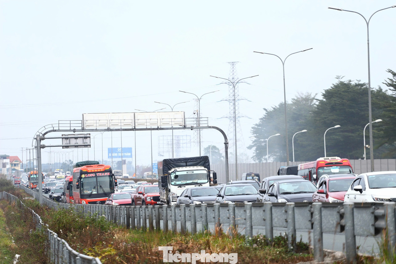 Lối ra cao tốc Pháp Vân - Cầu Giẽ ùn dài vài km hướng về trung tâm Hà Nội.