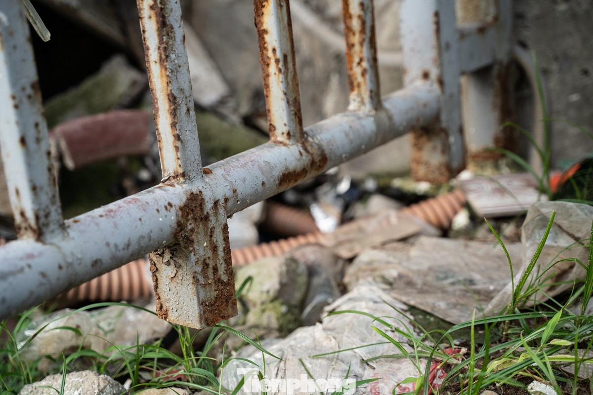 Lan can bị gỉ sét, bong tróc và bung cả chân.