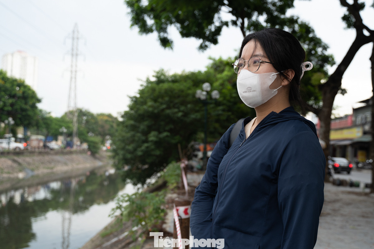 Thường xuyên đi dạo tại bờ sông Kim Ngưu, chị Kim Hân cho biết: "Nhìn bằng mắt cũng thấy lan can ở đây khá xuống cấp, gia cố tạm bợ nếu ai không để ý có thể trượt chân bất kỳ lúc nào".