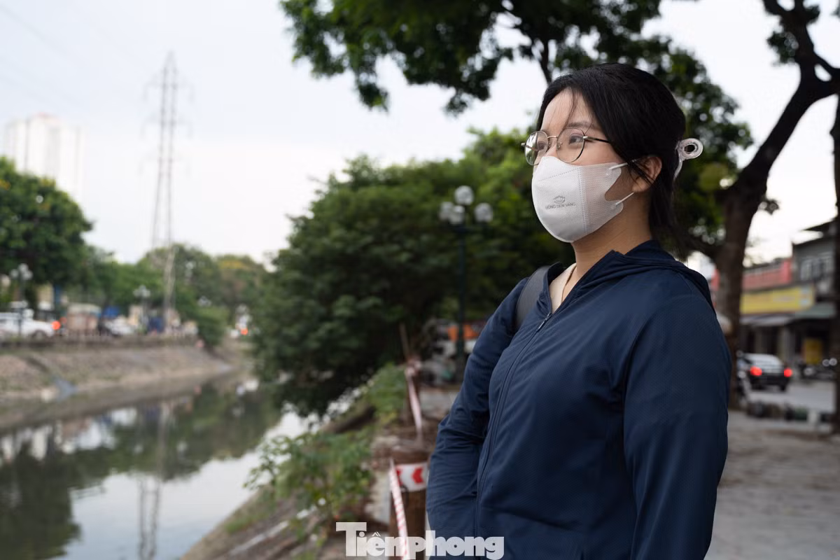 Thường xuyên đi dạo tại bờ sông Kim Ngưu, chị Kim Hân cho biết: "Nhìn bằng mắt cũng thấy lan can ở đây khá xuống cấp, gia cố tạm bợ nếu ai không để ý có thể trượt chân bất kỳ lúc nào".