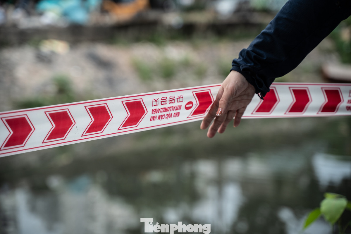 Theo quan sát, sợi dây gia cố lan can khá mỏng manh.