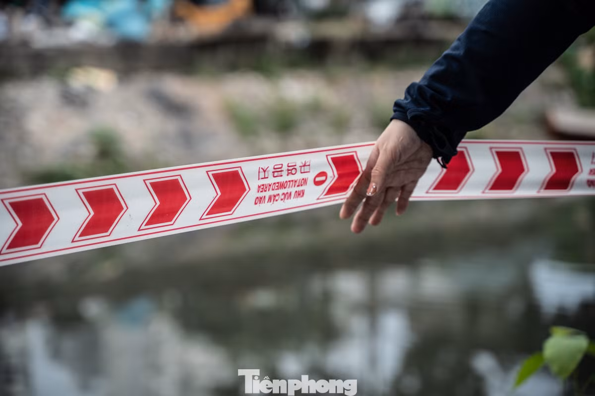 Theo quan sát, sợi dây gia cố lan can khá mỏng manh.
