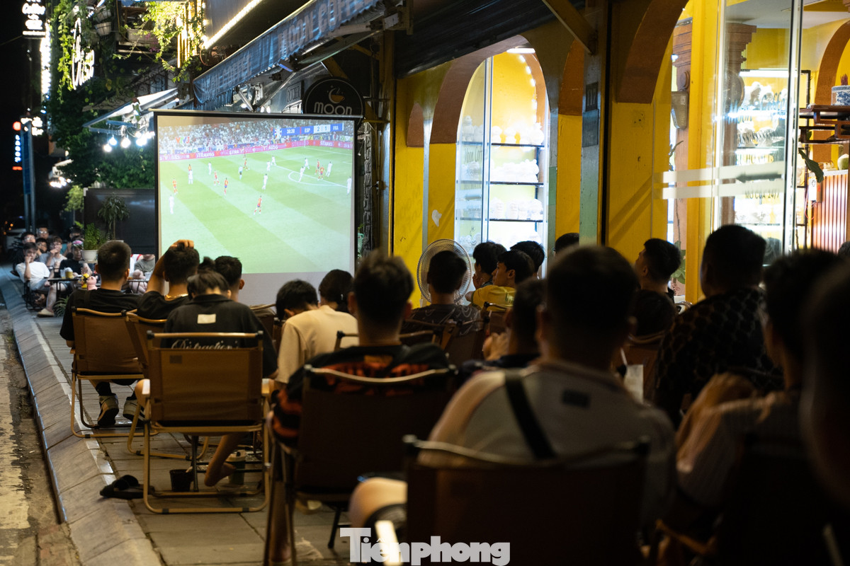 Đi dọc phố Nguyễn Đình Thi, Trích Sài (quận Tây Hồ, các quán cà phê,quán bia đều lắp đặt màn hình, tivi cỡ lớn phục vụ nhu cầu xem bóng đá của khách.
