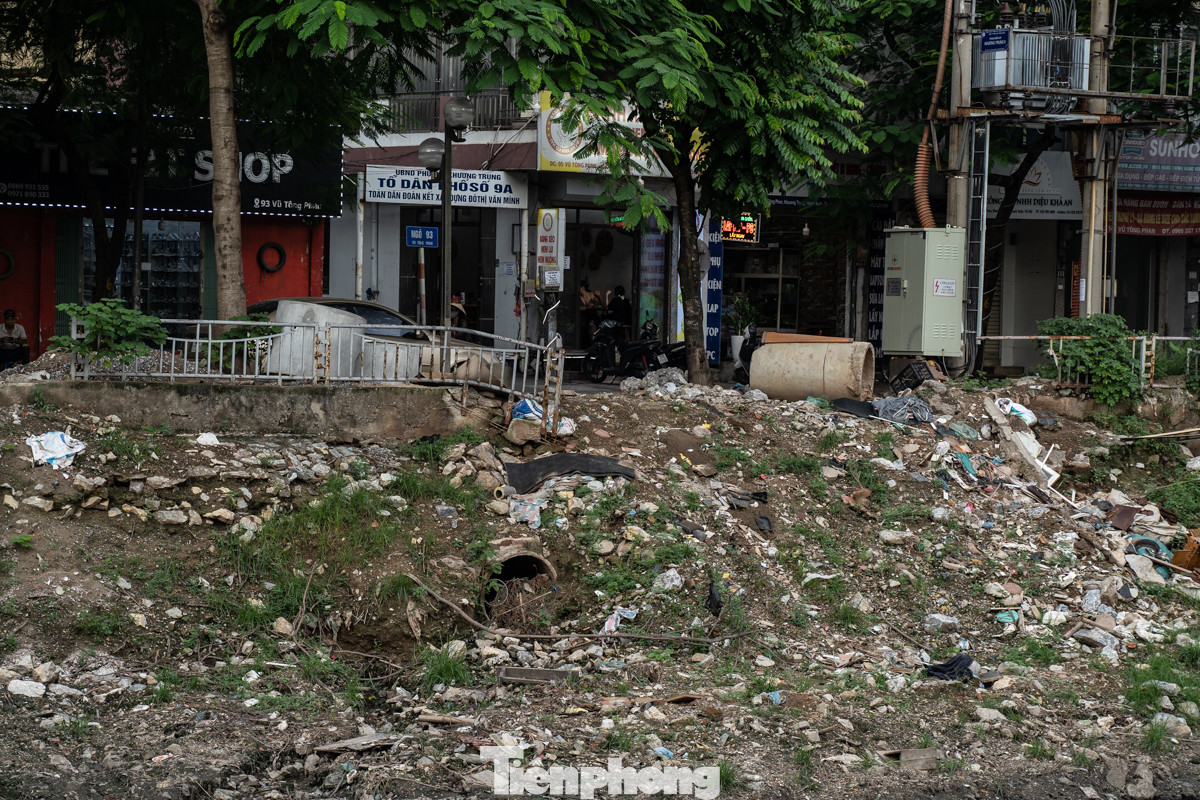 Dọc bờ sông Tô Lịch, nhiều đoạn lan can không chỉ bị gãy, hoen gỉ mà còn bị "bủa vây" là rác thải sinh, phế liệu xây dựng.