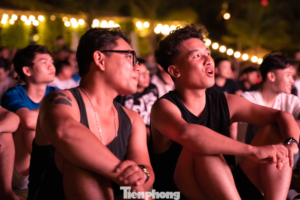 Các bạn trẻ ngồi chật kín chỗ, đa số đều cho rằng, việc xem màn hình lớn hấp dẫn hơn, hưng phấn hơn so với xem ở nhà.