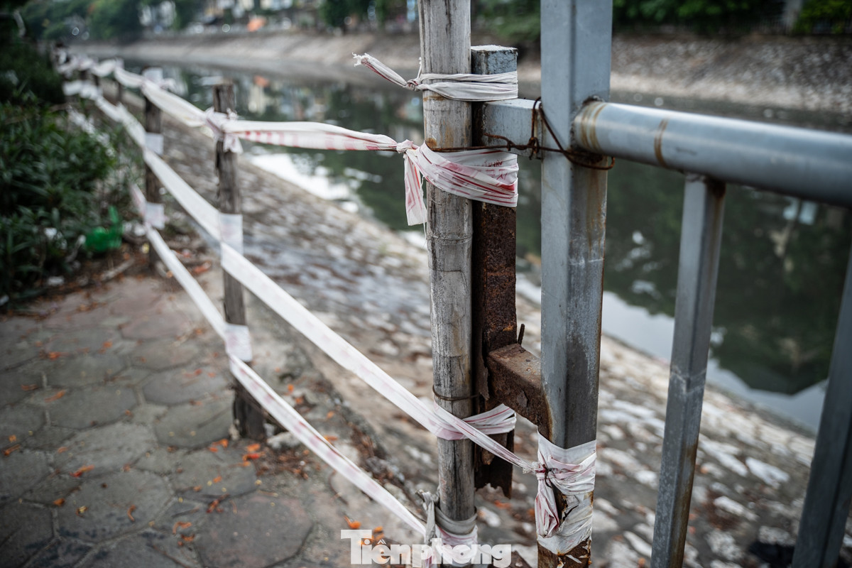 Hệ thống lan can ven sông Sét (quận Hoàng Mai) cũng chung hoàn cảnh tương tự.