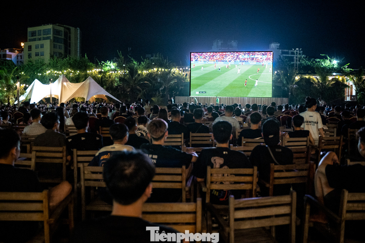 Một địa chỉ xem bóng đá ngoài trời ở phố Nhật Chiêu (quận Tây Hồ) thu hút rất đông khách, đa số là các bạn trẻ.