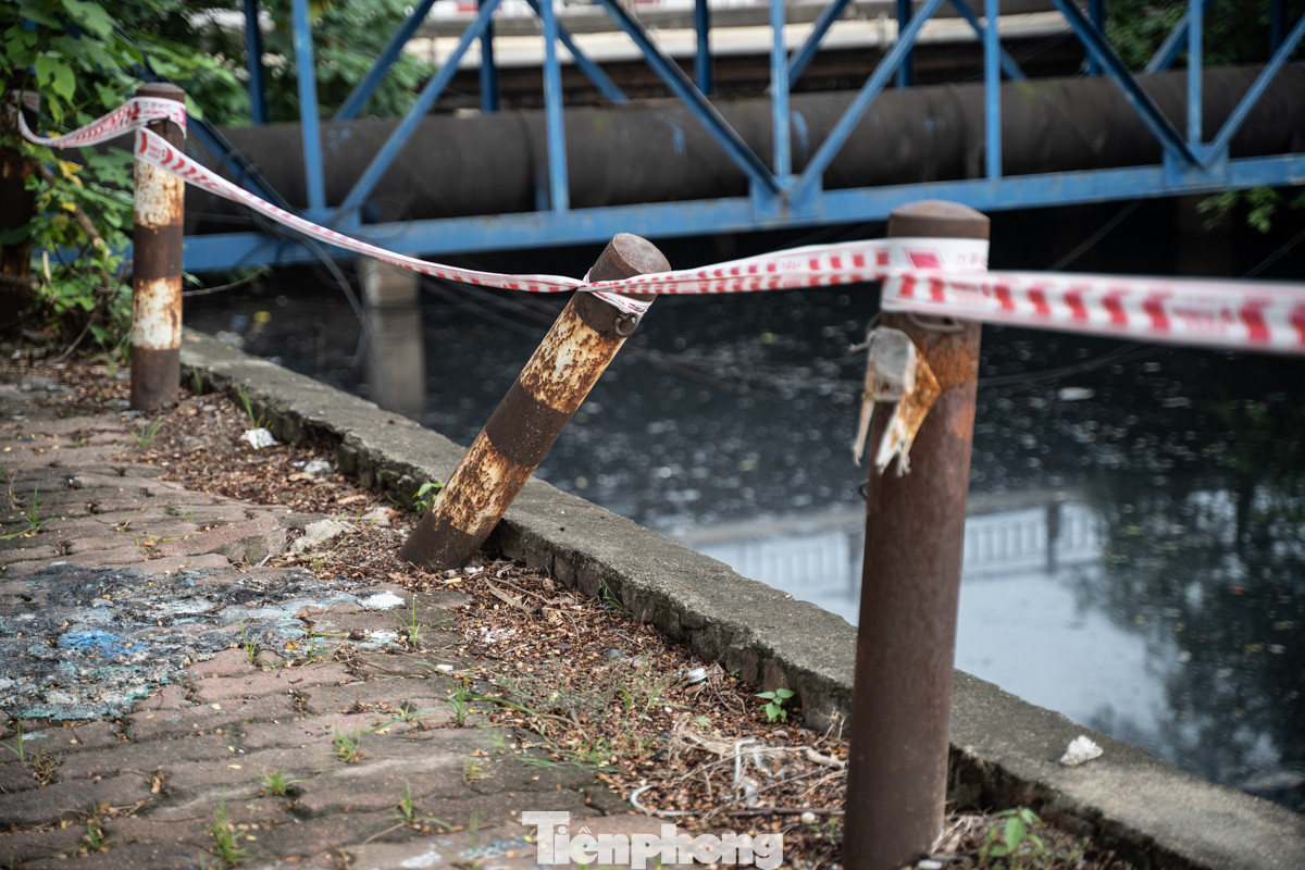 Các dòng sông chảy qua nội thành Hà Nội không chỉ là nơi tiêu thoát nước, điều hòa không khí, mà còn tạo cảnh quan đô thị, là địa điểm tập thể dục thể thao của người dân. Tuy nhiên, hiện nay, hệ thống lan can dọc một số đoạn thuộc bờ các con sông như: Tô Lịch, Kim Ngưu, sông Sét, sông Lừ… đang xuống cấp nghiêm trọng.