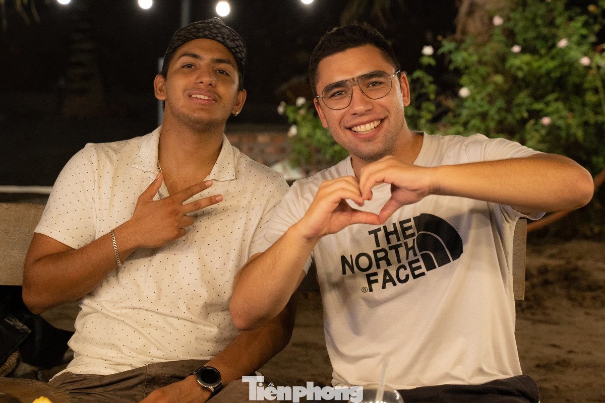 Anh González (bên phải) là người Tây Ban Nha cùng bạn thân mình đến cổ vũ cho đội tuyển nước nhà. &quot;Người hâm mộ Việt Nam rất tuyệt vời, tại đây không khí Euro rất cuồng nhiệt&quot;, anh González nói.