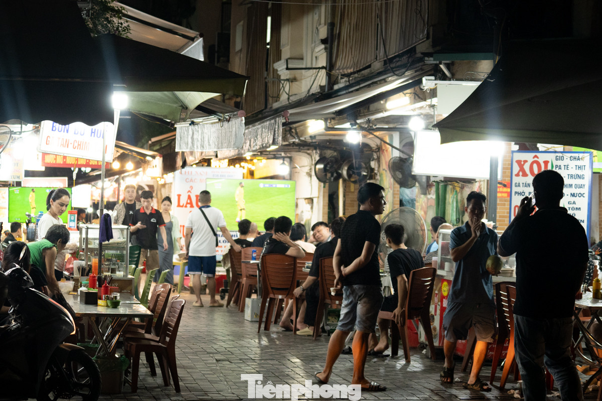 Phố Hàng Buồm (quận Hoàn Kiếm), tại một quán xôi đêm, chủ quán cũng đã cho lắp đặt màn hình tivi để khách xem bóng đá.