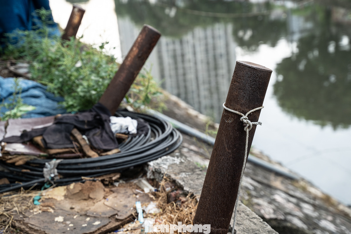 Theo ghi nhận của Tiền Phong, hệ thống lan can dọc hai bên bờ sông Kim Ngưu (đoạn qua phố Tam Trinh, quận Hai Bà Trưng) đang trong tình trạng gỉ sét, nghiêng đổ, xuống cấp nghiêm trọng... Thậm chí, những lan can tại đây chỉ được cố định tạm bợ bằng sợi dây.