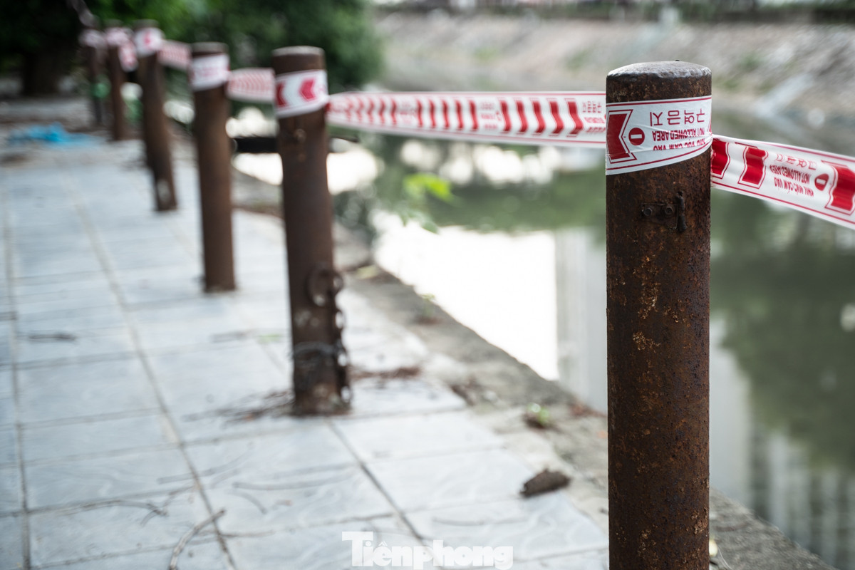 Theo ghi nhận của Tiền Phong, hệ thống lan can dọc hai bên bờ sông Kim Ngưu (đoạn qua phố Tam Trinh, quận Hai Bà Trưng) đang trong tình trạng gỉ sét, nghiêng đổ, xuống cấp nghiêm trọng... Thậm chí, những lan can tại đây chỉ được cố định tạm bợ bằng sợi dây.