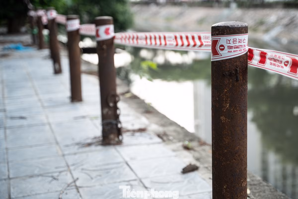 Theo ghi nhận của Tiền Phong, hệ thống lan can dọc hai bên bờ sông Kim Ngưu (đoạn qua phố Tam Trinh, quận Hai Bà Trưng) đang trong tình trạng gỉ sét, nghiêng đổ, xuống cấp nghiêm trọng... Thậm chí, những lan can tại đây chỉ được cố định tạm bợ bằng sợi dây.