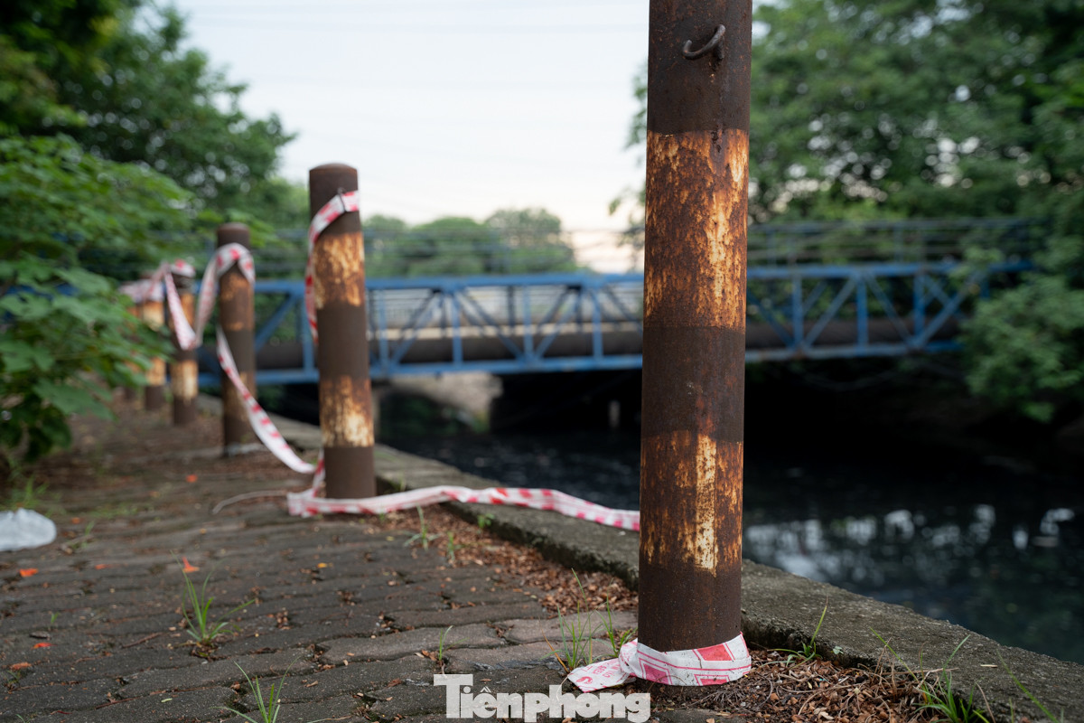 Theo ghi nhận của Tiền Phong, hệ thống lan can dọc hai bên bờ sông Kim Ngưu (đoạn qua phố Tam Trinh, quận Hai Bà Trưng) đang trong tình trạng gỉ sét, nghiêng đổ, xuống cấp nghiêm trọng... Thậm chí, những lan can tại đây chỉ được cố định tạm bợ bằng sợi dây.