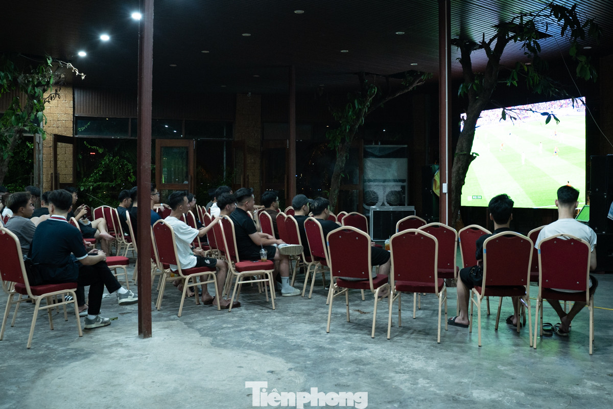 Đi dọc phố Nguyễn Đình Thi, Trích Sài (quận Tây Hồ, các quán cà phê,quán bia đều lắp đặt màn hình, tivi cỡ lớn phục vụ nhu cầu xem bóng đá của khách.