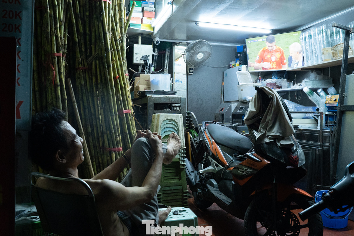 Ông Lê Mạnh (57 tuổi, quận Hoàn Kiếm) từ đầu mùa đến giờ chưa xem trận Euro nào, tuy nhiên hôm nay ông quyết định xem vì thấy 2 đội Pháp và Tây Ban Nha ngang tài ngang sức.