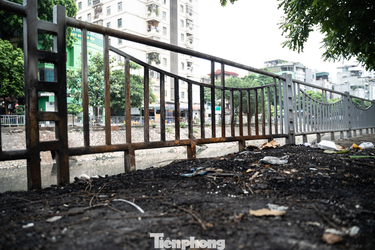 Dù phần lớn lan can ven sông Lừ vẫn còn nguyên vẹn, tuy nhiên nhiều đoạn đã bị hun đen do người dân thường xuyên đốt rác gần đó.