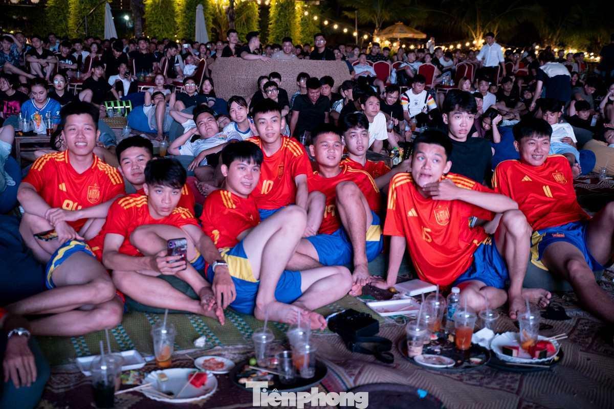 Các bạn trẻ ngồi chật kín chỗ, đa số đều cho rằng, việc xem màn hình lớn hấp dẫn hơn, hưng phấn hơn so với xem ở nhà.