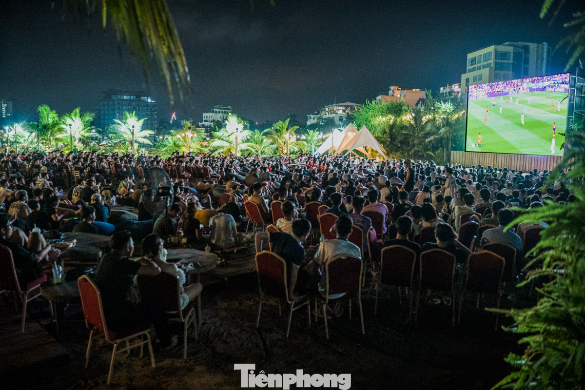 2h sáng 10/7, diễn ra màn thư hùng Tây Ban Nha - Pháp trong trận bán kết đầu tiên tại EURO 2024. Tại Hà Nội, không khí Euro 'nóng' hơn bao giờ hết, các tụ điểm xem bóng đá như hàng bia, quán cà phê có rất đông người hâm mộ.