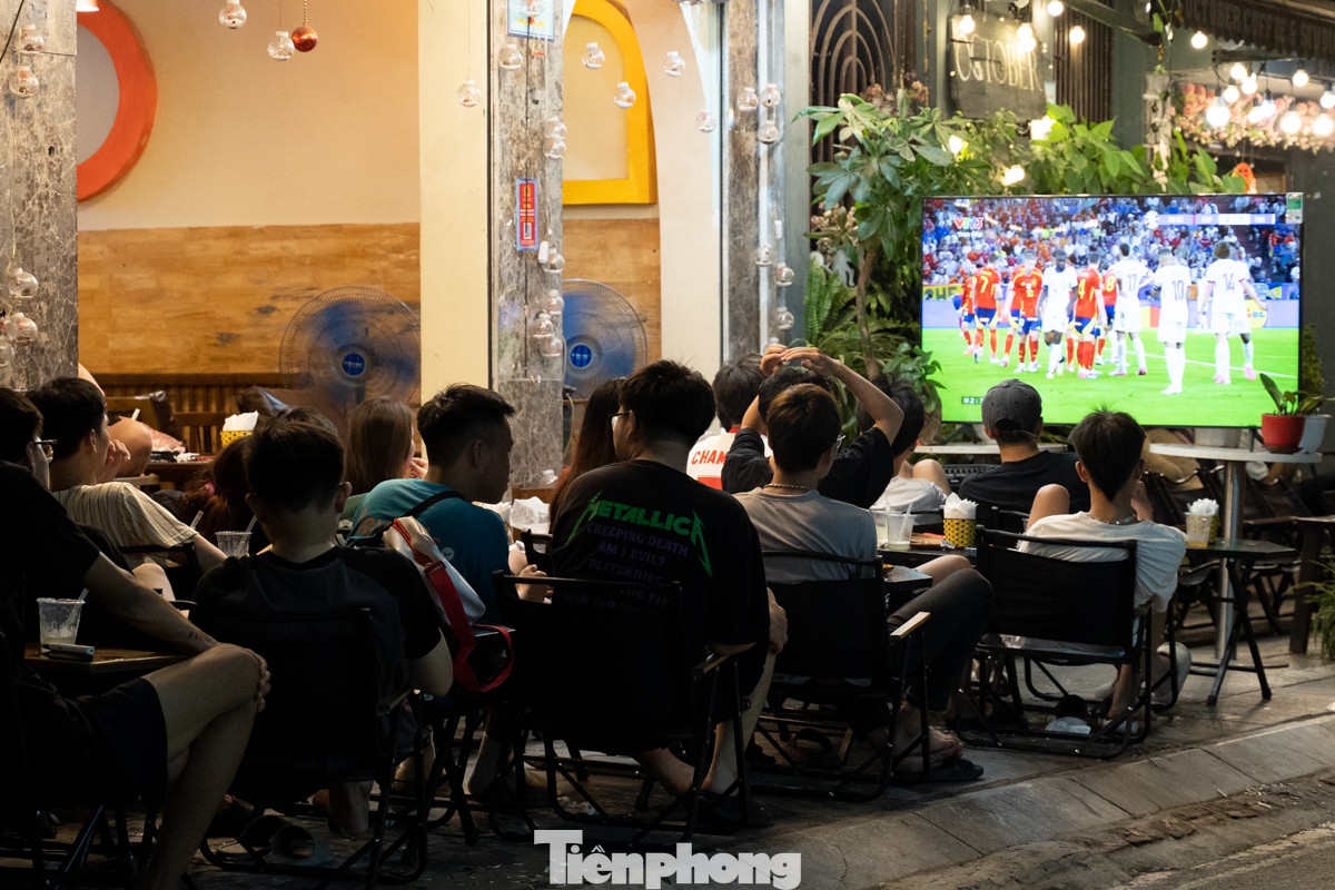 Đi dọc phố Nguyễn Đình Thi, Trích Sài (quận Tây Hồ, các quán cà phê,quán bia đều lắp đặt màn hình, tivi cỡ lớn phục vụ nhu cầu xem bóng đá của khách.