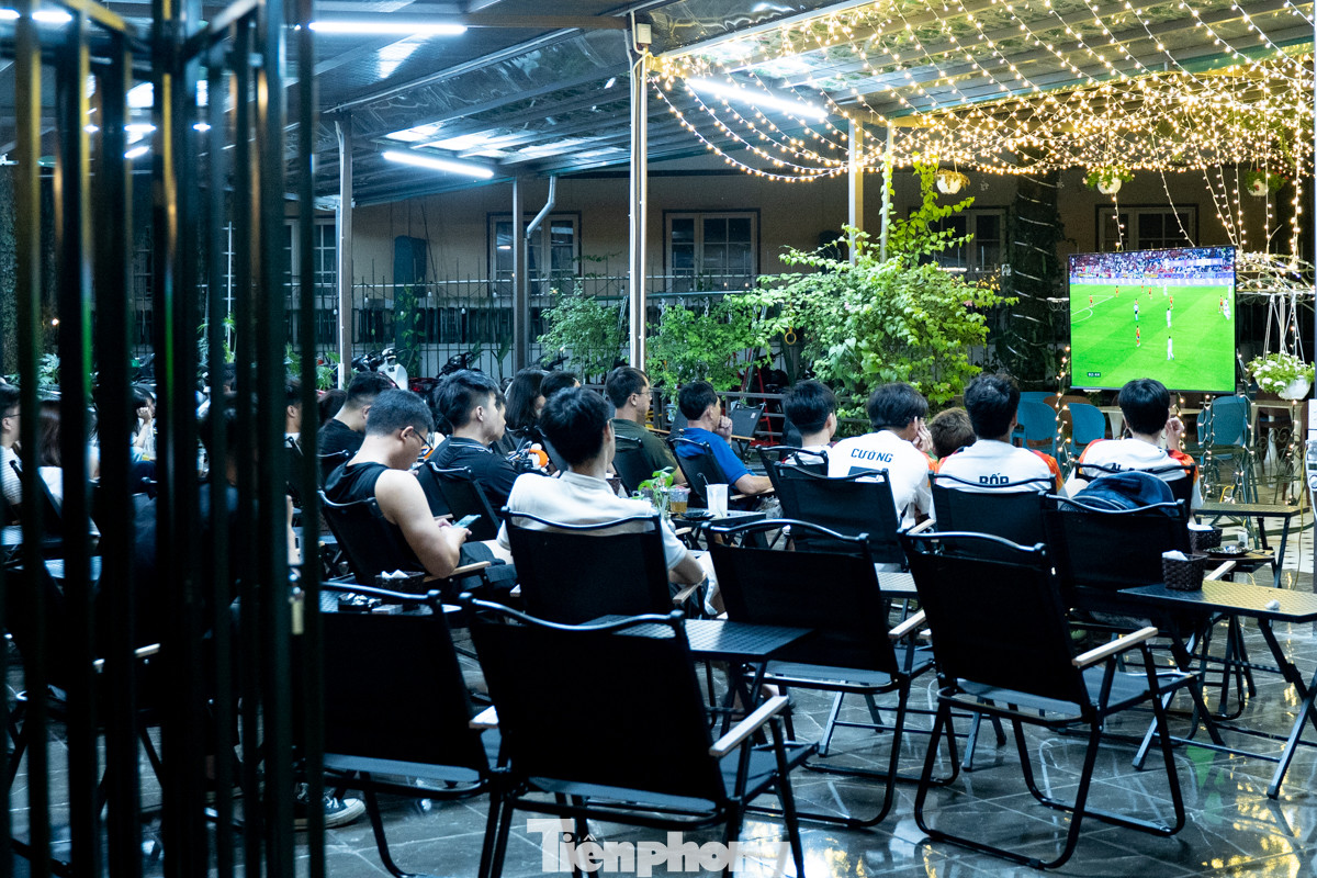 Đi dọc phố Nguyễn Đình Thi, Trích Sài (quận Tây Hồ, các quán cà phê,quán bia đều lắp đặt màn hình, tivi cỡ lớn phục vụ nhu cầu xem bóng đá của khách.