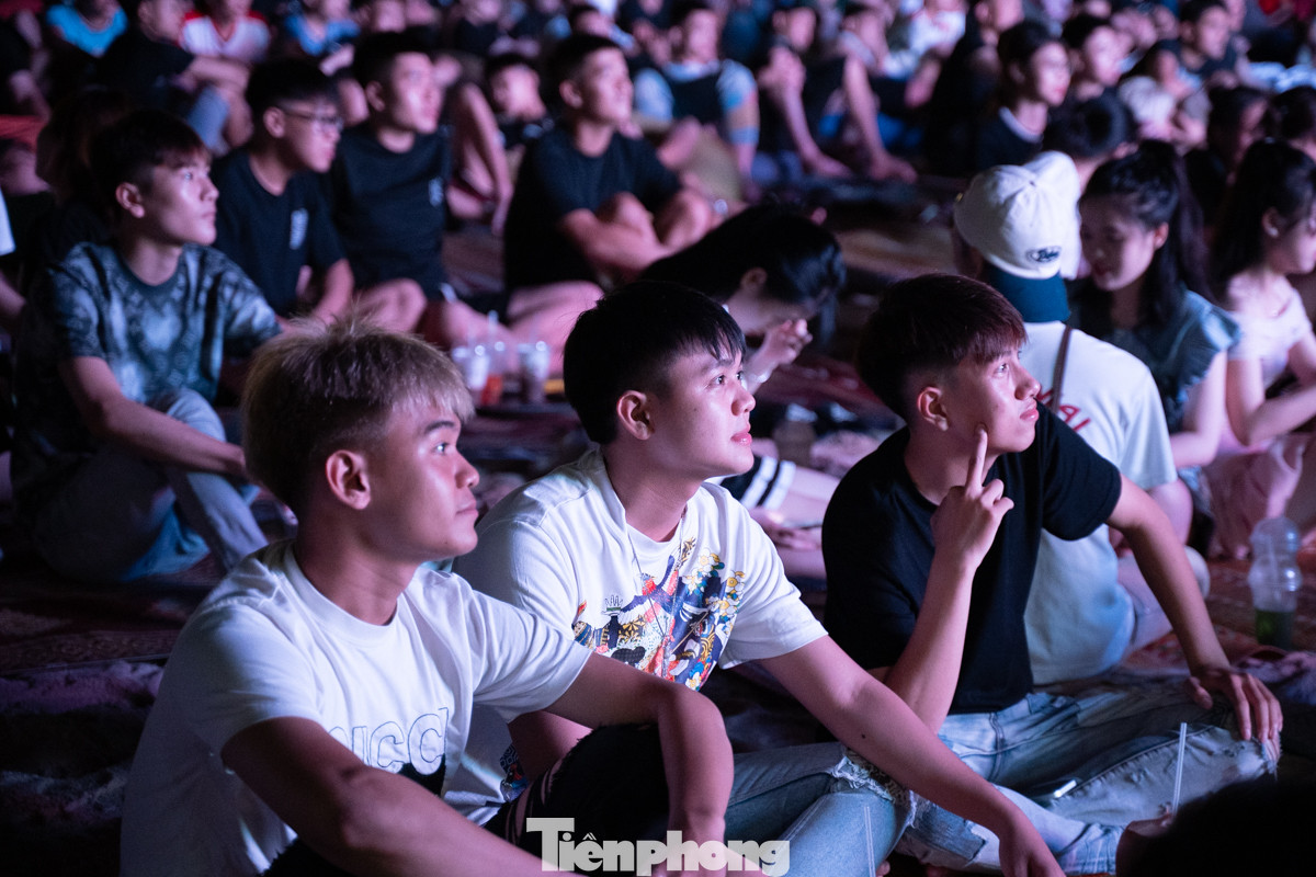 Các bạn trẻ ngồi chật kín chỗ, đa số đều cho rằng, việc xem màn hình lớn hấp dẫn hơn, hưng phấn hơn so với xem ở nhà.