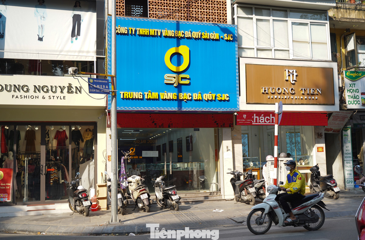 Trong khi các thương hiệu vàng lớn chen chúc người mua bán thì nhiều tiệm vàng khác trên đường Trần Nhân Tông lại ế ẩm, vắng khách. Trong khi các thương hiệu vàng lớn chen chúc người mua bán thì nhiều tiệm vàng khác trên đường Trần Nhân Tông lại ế ẩm, vắng khách.