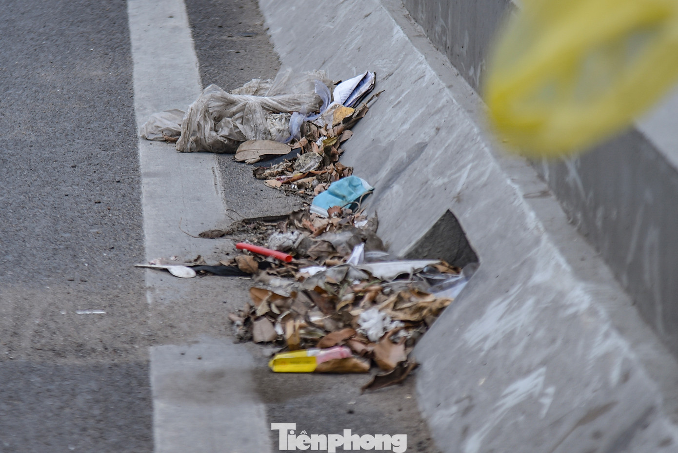 Phía trên cầu Vĩnh Tuy, túi nilong bị người dân vứt khắp cầu gây mất mỹ quan đô thị.