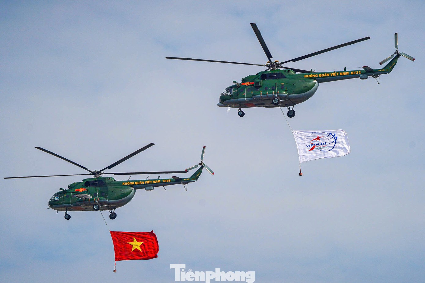 7 chiếc trực thăng Mi-8/171 tham gia biểu diễn trong ngày khai mạc Triển lãm Quốc phòng quốc tế Việt Nam 2024.
