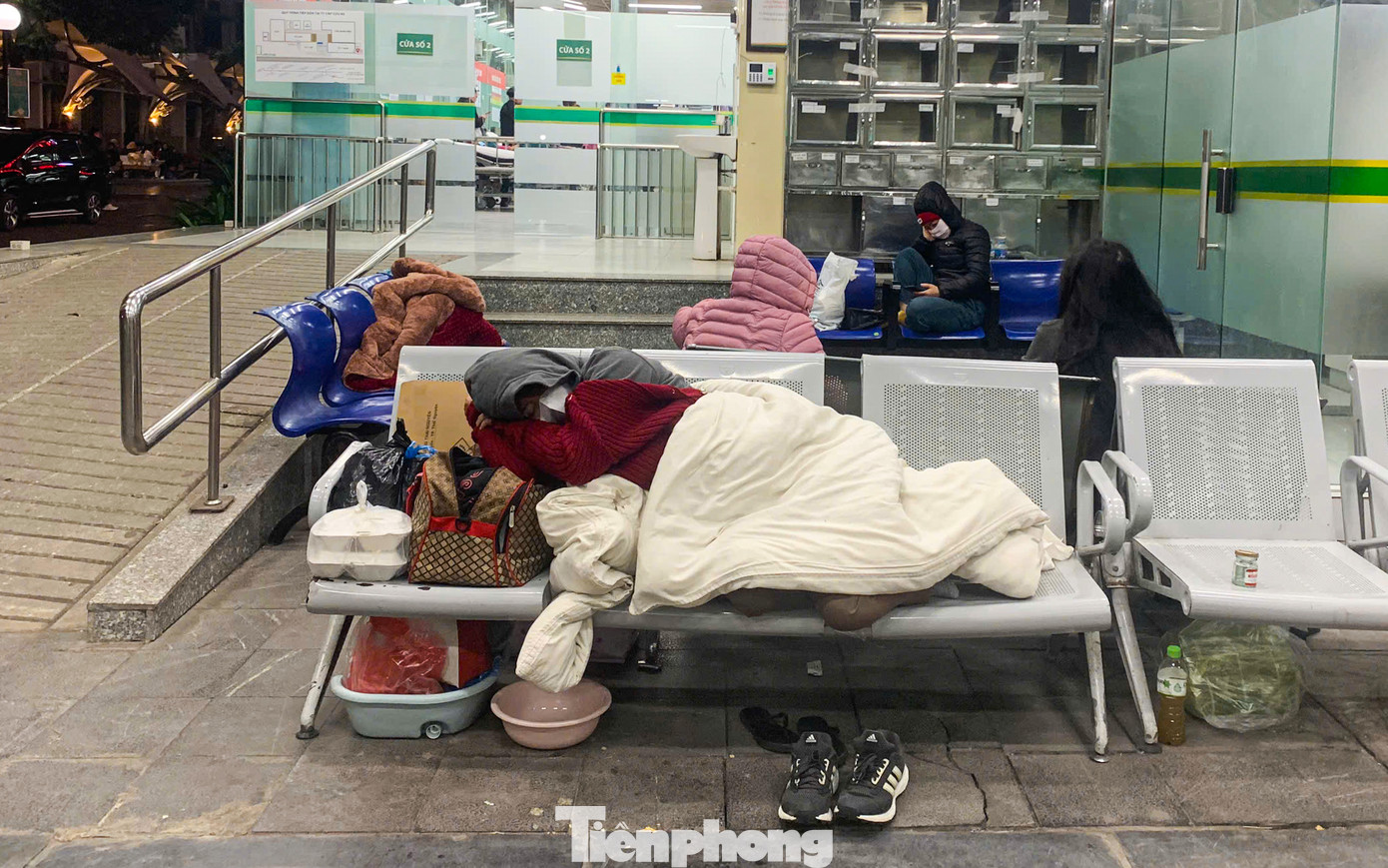 Người nhà bệnh nhân với đủ mọi tư trang mang đến bệnh viện.