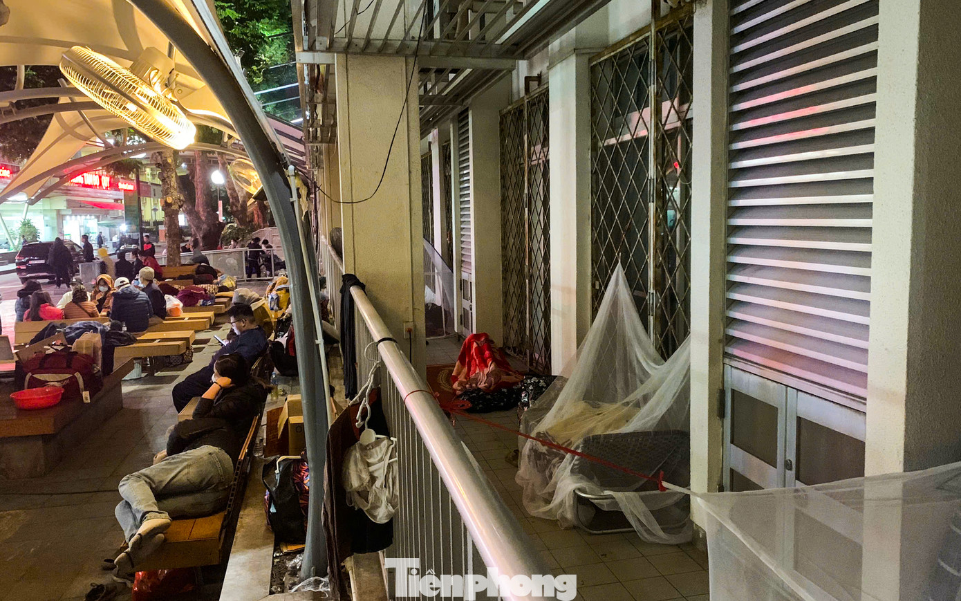 Có người nhà bệnh nhân chuẩn bị sẵn màn để có chỗ chợp mắt, tránh cái lạnh.