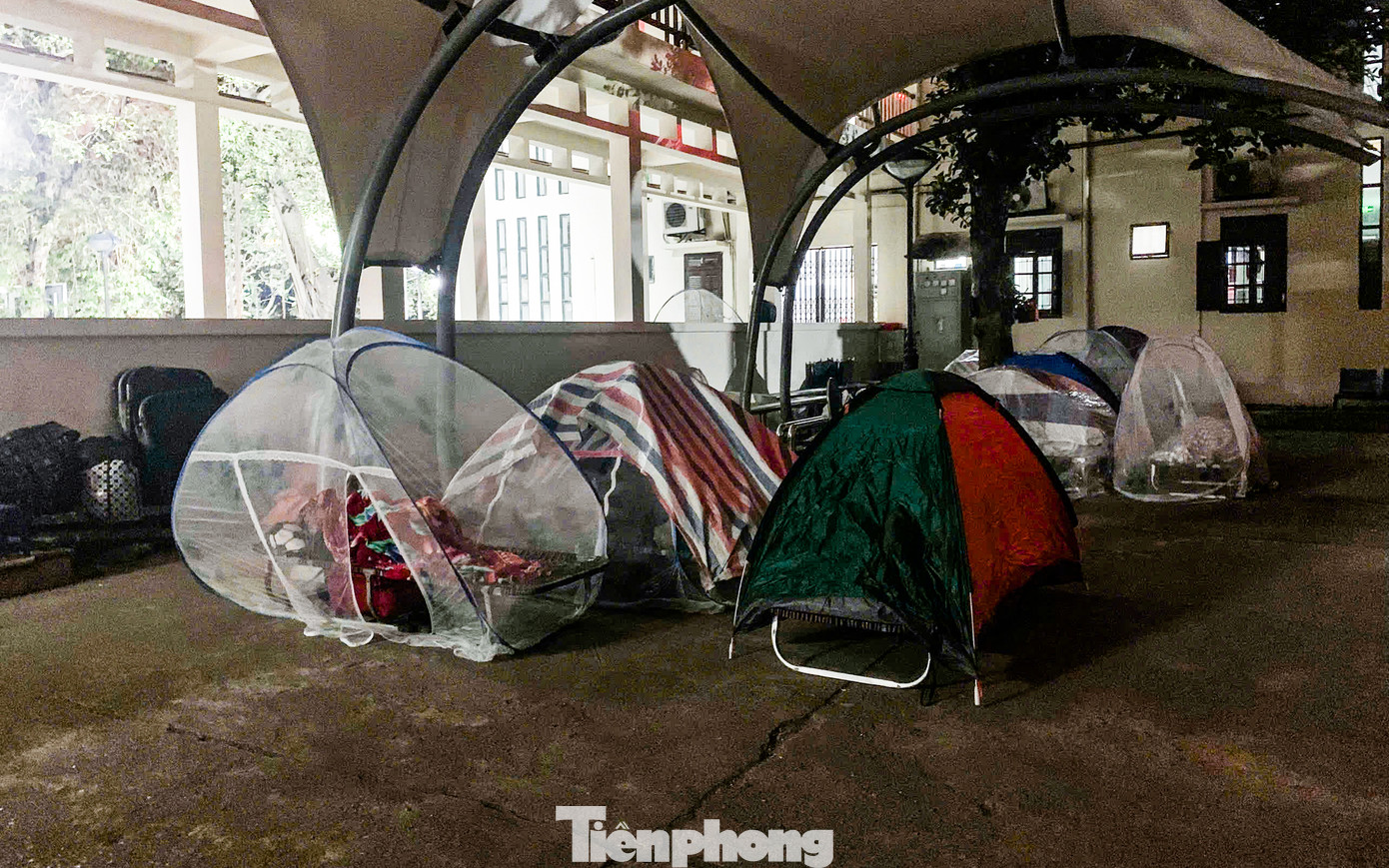 Khu vực sân và hành lang của tòa nhà 07 Khoa Thần kinh, Bệnh viện Bạch Mai, có rất nhiều lều trại của người nhà bệnh. Họ cố gắng tạo ra một không gian nghỉ ngơi tạm bợ để thuận tiện chăm sóc và theo dõi tình hình sức khỏe của người nhà.