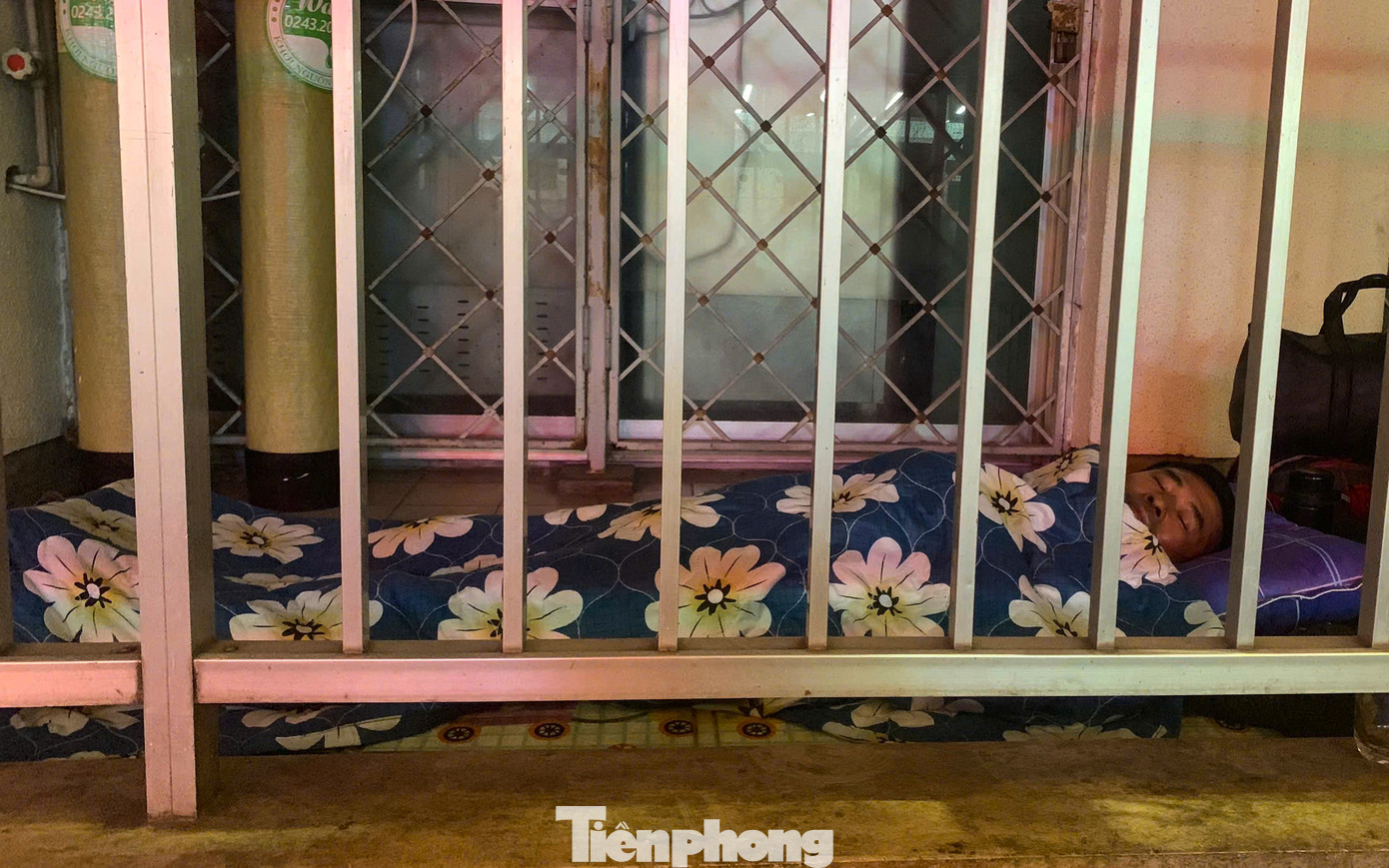 Ở những khu vực khác, một số nằm trên ghế đá hoặc mắc màn, trải chiếu dọc hành lang của tòa nhà làm chỗ qua đêm.