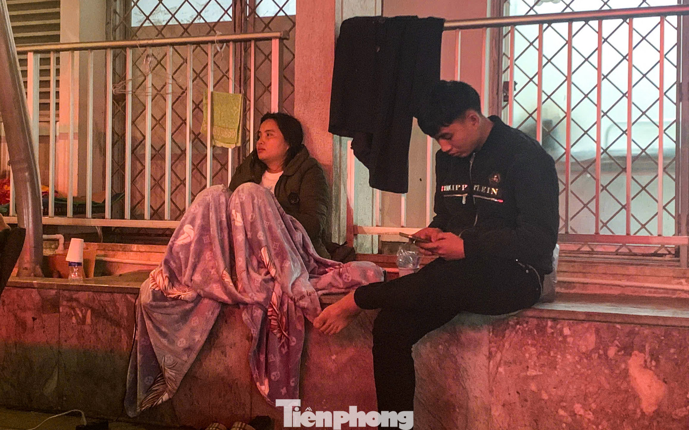 "Tôi ngồi đây phòng trường hợp cấp bách bác sĩ gọi là có mặt luôn", người nhà bệnh nhân cho biết.