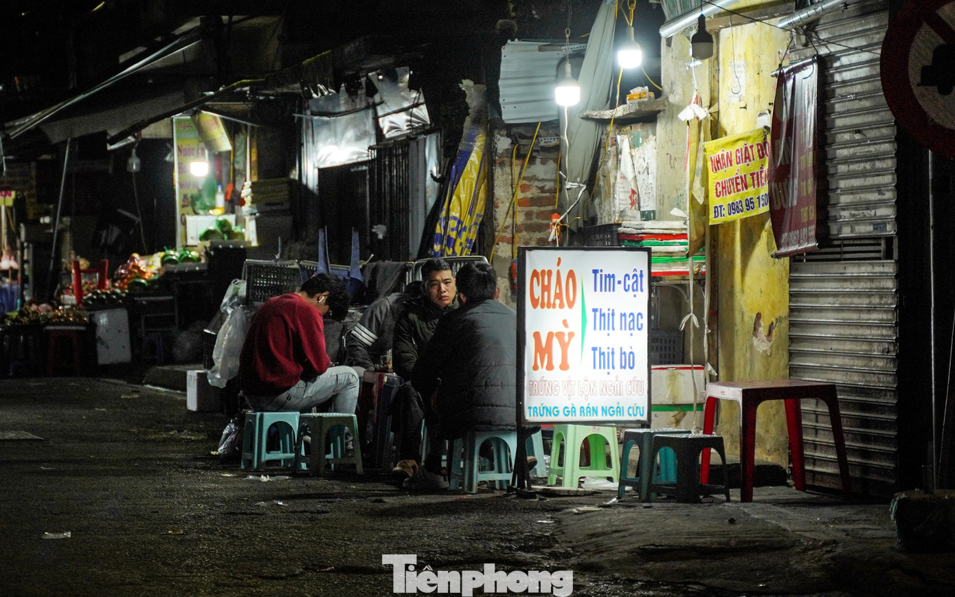 Đối với những người không thể chợp mắt, họ tranh thủ ra ngoài nghỉ ngơi và ăn uống để giảm bớt cái lạnh.