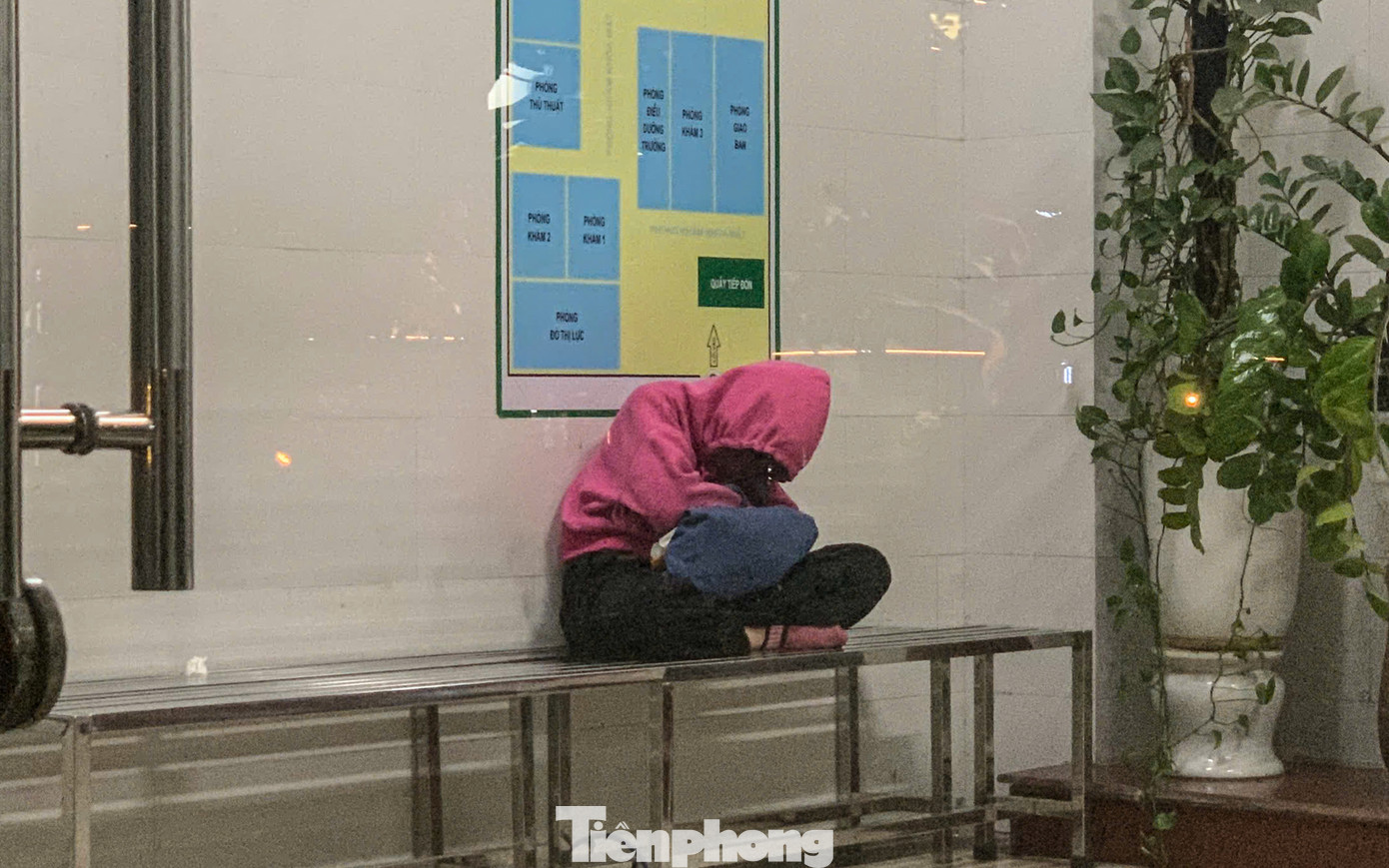 Đến khoảng 3 giờ sáng, nhiệt độ giảm còn khoảng 12 độ C. Những người không mang đủ đồ ấm phải tìm chỗ nghỉ tạm chỗ khuất để tránh gió lạnh.