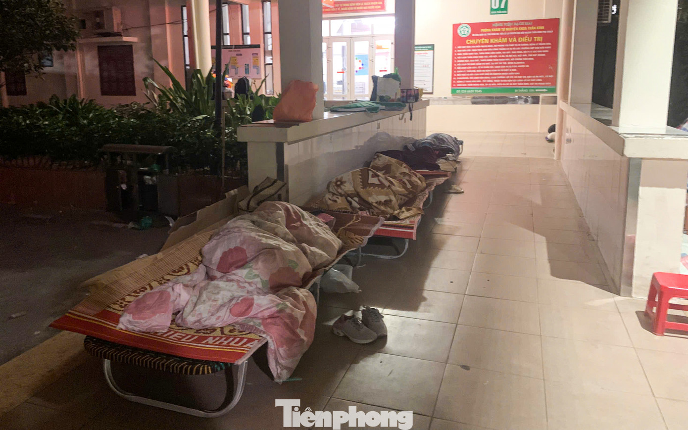 Bên cạnh ghế đá nhiều người ngủ dọc hành lang bệnh viện.