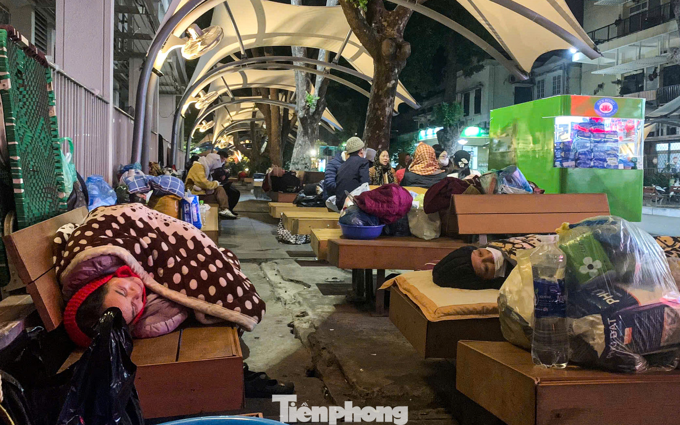 Hai hàng ghế ngồi đối diện Trung tâm cấp cứu A9 trở thành chỗ nghỉ ngơi tạm thời của người nhà bệnh nhân.