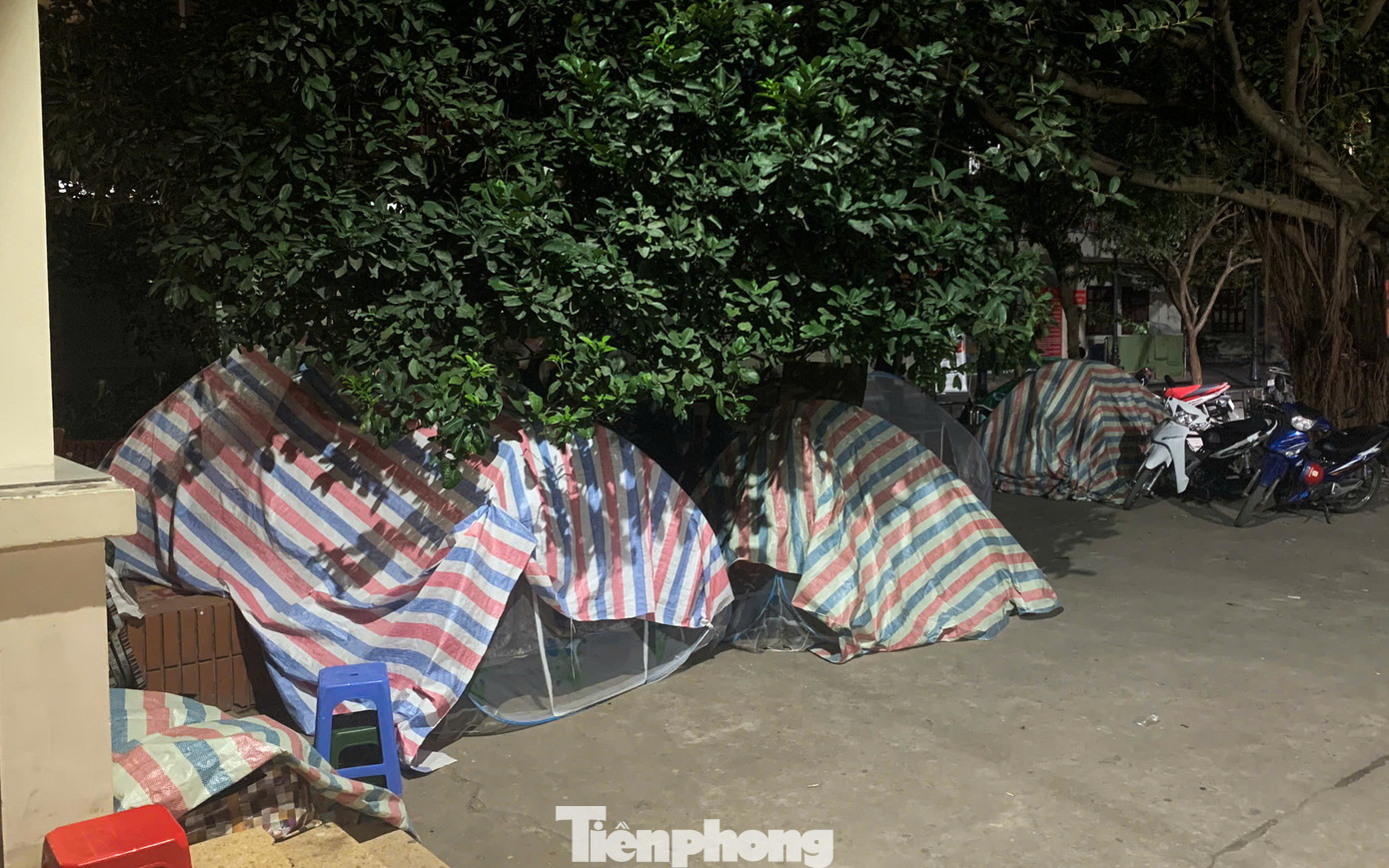 Nhiều người phải căng thêm tấm bạt bên ngoài lều để chắn gió.