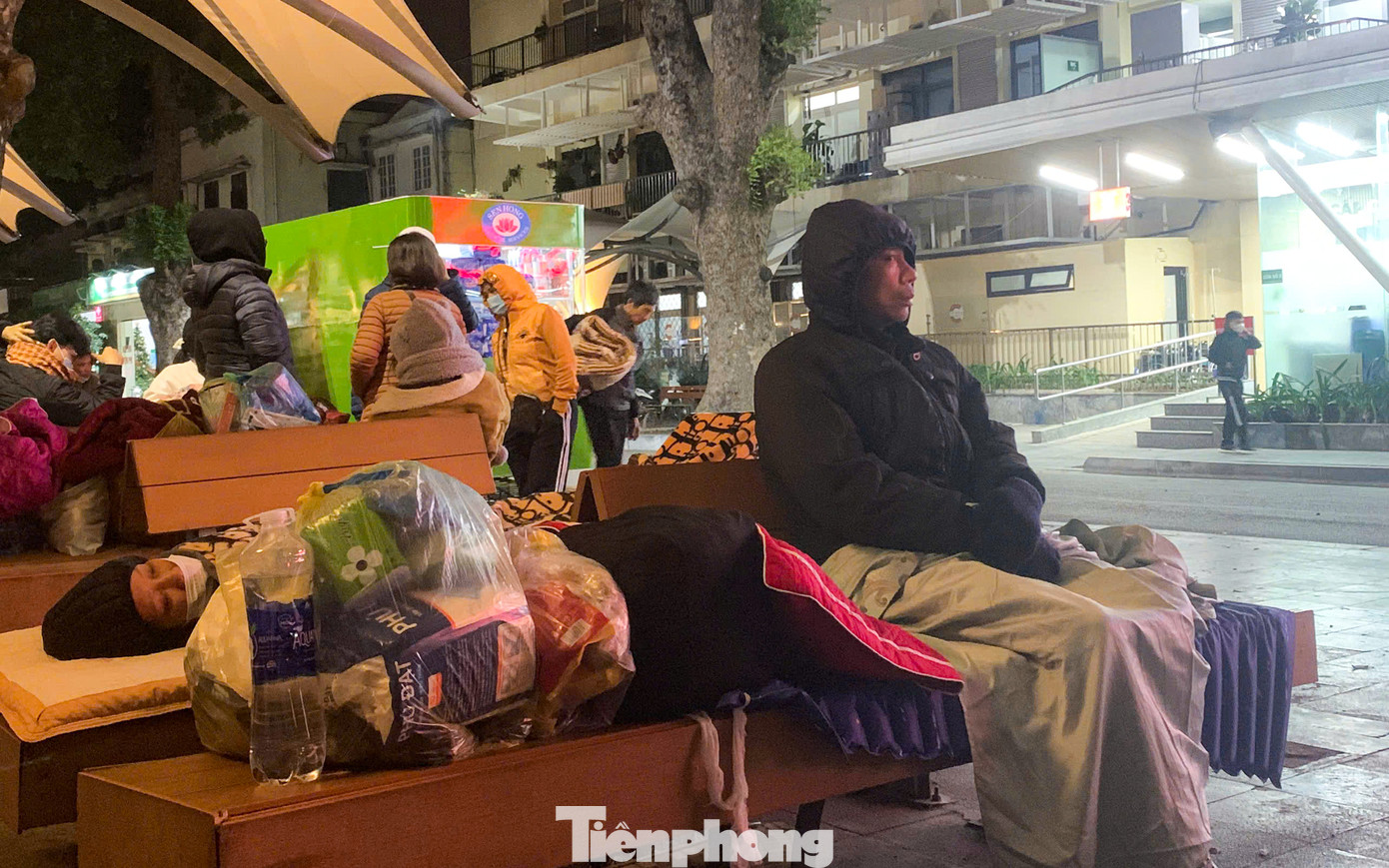 Được biết, họ đa phần là người thân của người đang trong ở khoa Cấp cứu, buộc phải túc trực ở bên ngoài, phòng trường hợp bác sĩ tìm gặp.