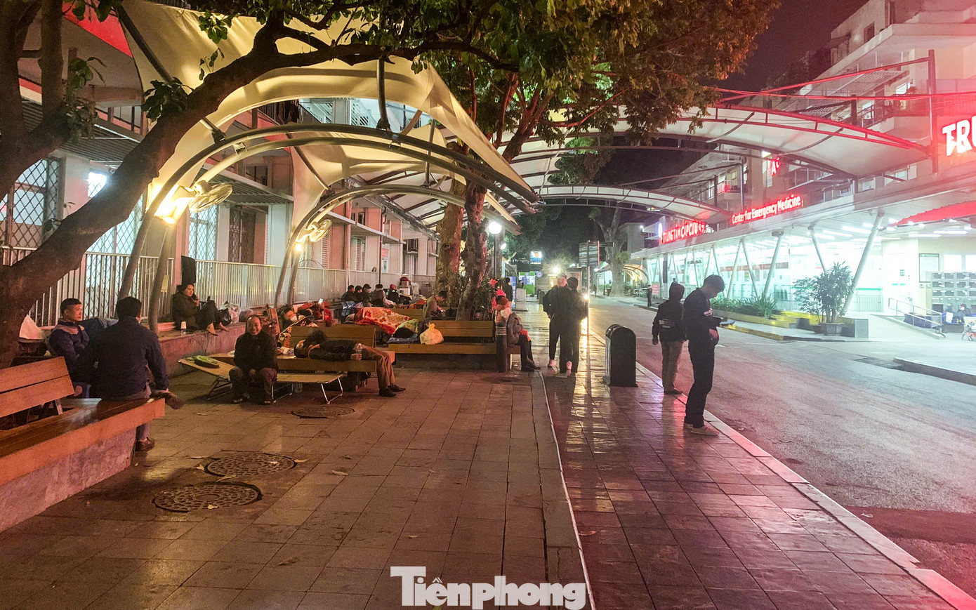 Thời điểm lúc 2h ngày 13/12, nhiệt độ tại Hà Nội giảm sâu, có thời điểm chỉ còn khoảng 12 - 14 độ C. Thế nhưng, nhiều người nhà bệnh nhân tại bệnh viện Bạch Mai vẫn ngồi co ro, tìm đủ cách để giữ ấm cơ thể.