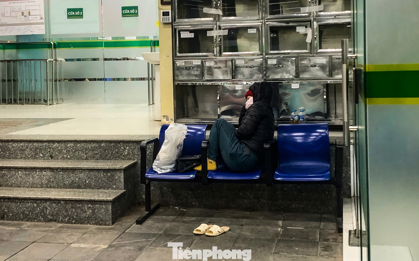 Càng về khuya, gió lạnh càng thổi buốt, người nhà bệnh nhân mỗi người tìm cho mình một chỗ chợp mắt. Nhiều người thậm chí phải ngủ 'vạ vật' trên các hàng ghế.