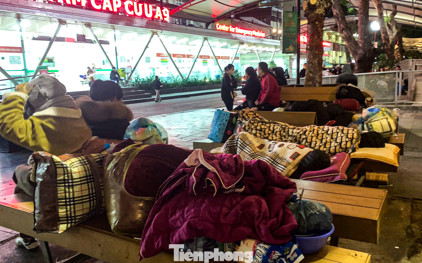 Chăn, chiếu được người nhà mang theo khi đến viện.