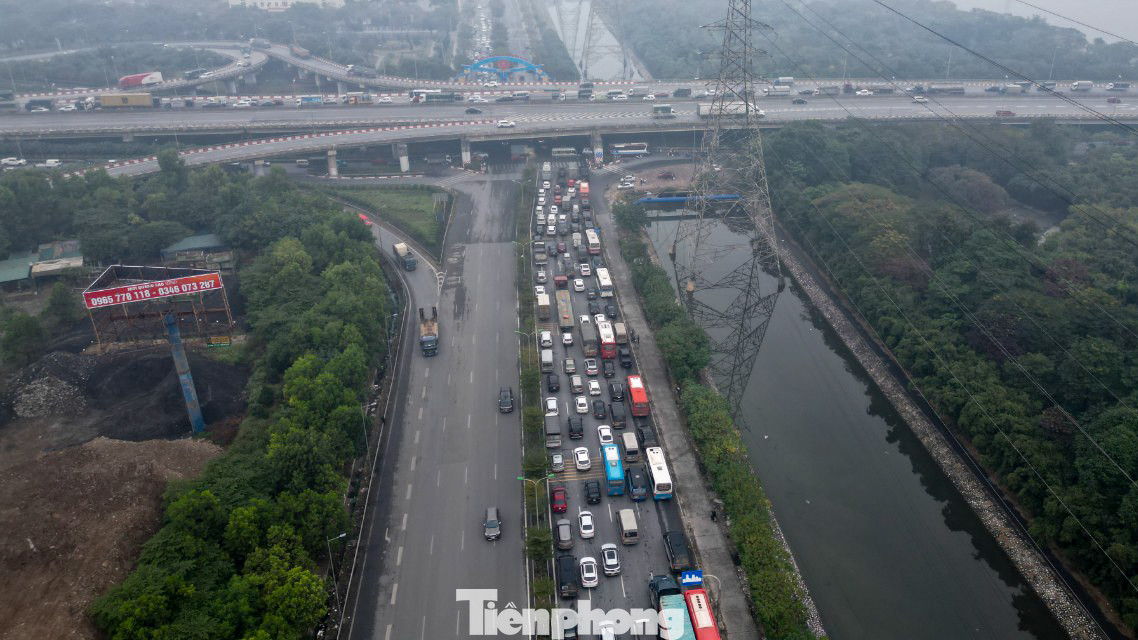 Ngày 30/12, ngày đầu kỳ nghỉ Tết Dương lịch, giao thông các cửa ngõ Hà Nội khá thông thoáng. Ghi nhận tại nút giao Pháp Vân, Hoàng Liệt (Hoàng Mai, Hà Nội), không xảy ra hiện tượng ùn tắc. Các phương tiện dễ dàng di chuyển.