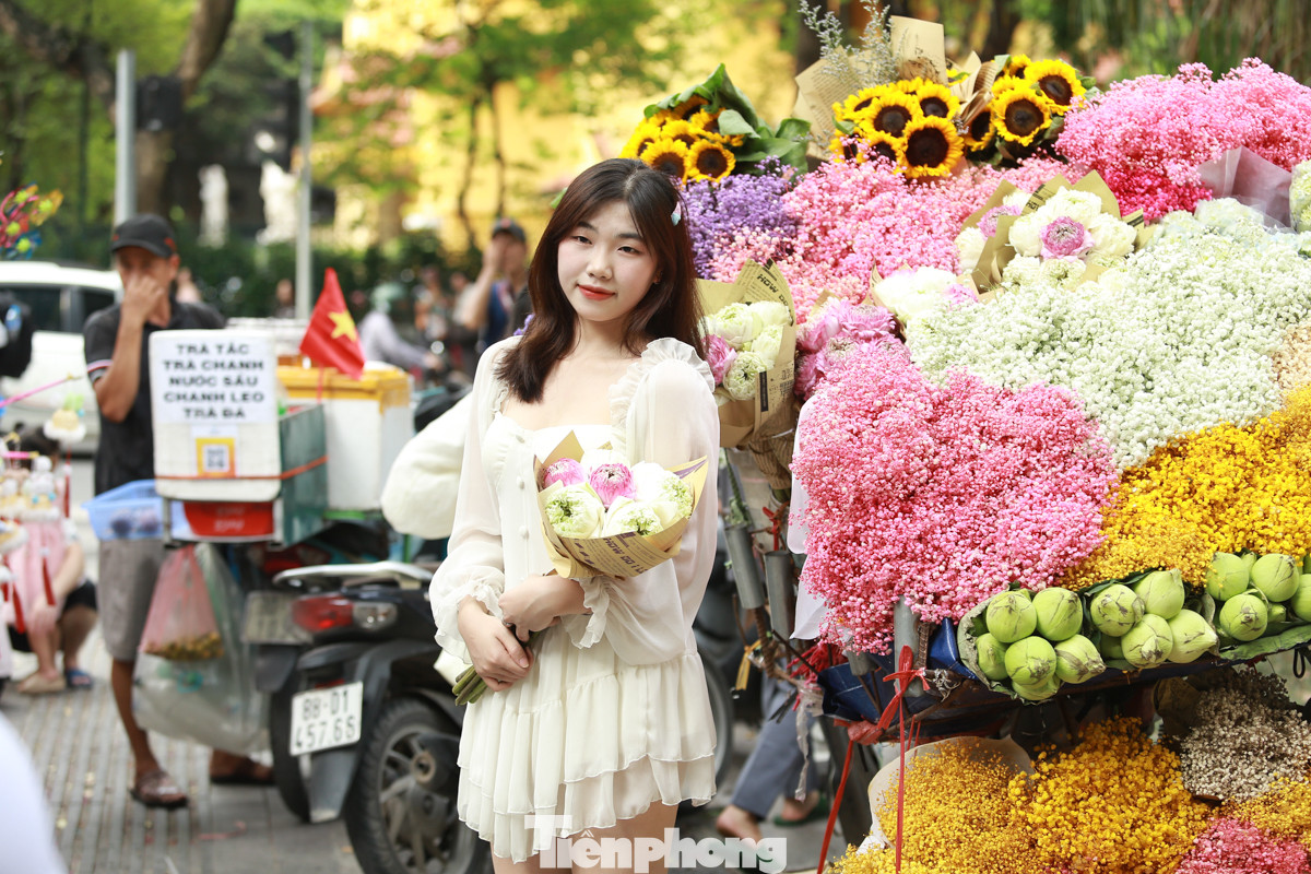 Các 'nàng thơ' tạo dáng chụp ảnh, tay cầm những bó hoa xinh xắn.