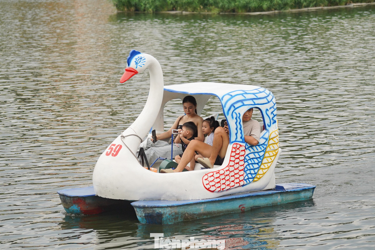 Đạp vịt cũng là một lựa chọn giải trí được nhiều gia đình yêu thích trong dịp nghỉ lễ này.