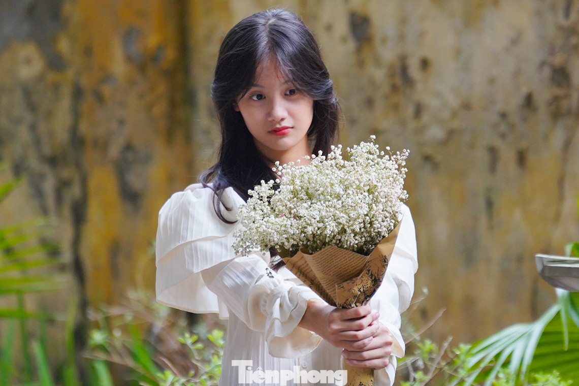 Các 'nàng thơ' tạo dáng chụp ảnh, tay cầm những bó hoa xinh xắn.