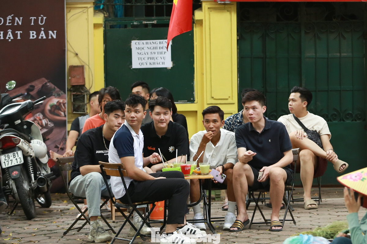 Quán cà phê trở thành điểm đến lý tưởng của các bạn trẻ những ngày này.