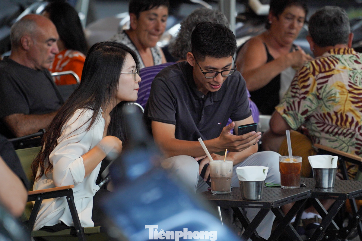 Quán cà phê trở thành điểm đến lý tưởng của các bạn trẻ những ngày này.