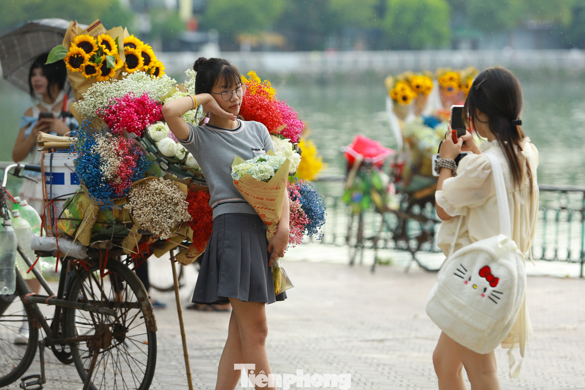 "Hôm nay 1/9, rơi vào chủ nhật nhưng hồ Tây cũng không quá đông người, có thể thoải mái chụp ảnh, tận hưởng bầu không khí Thủ đô ngày lễ. Rất yên bình và hạnh phúc", bạn Mai Linh (quận Hoàng Mai) cho biết.